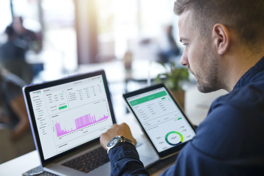 Mężczyzna analizujący wyniki kosztów za energie w aplikacji Innovation Energy